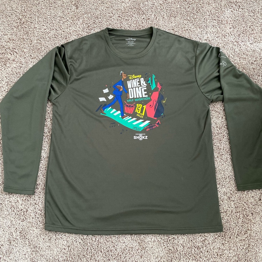 runDisney Wine & Dine 2022 Half Marathon Men’s Large Shirt